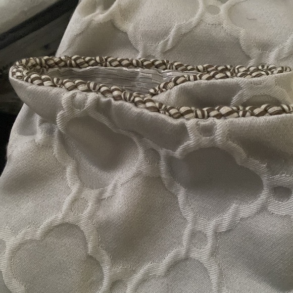 Waterford Linen Belissa Euro Sham, Grey & White, 26”x 26”, 100% Polyester NEW - Picture 2 of 8